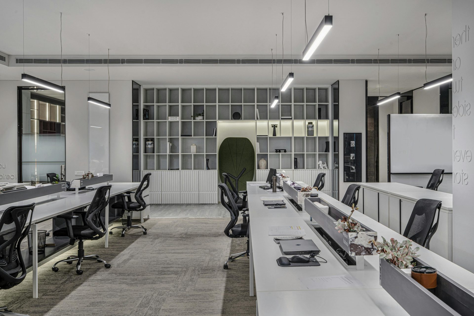 Explore este moderno interior de oficina de lujo con espacios de trabajo abiertos y un elegante diseño minimalista.